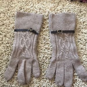 Oatmeal colored knit gloves
